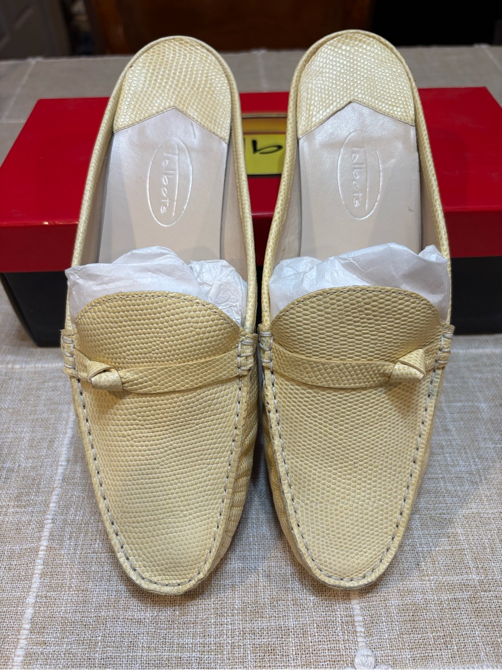 Talbots Classic Women’s Slip-On Loafers in Pale Yellow size 8 medium